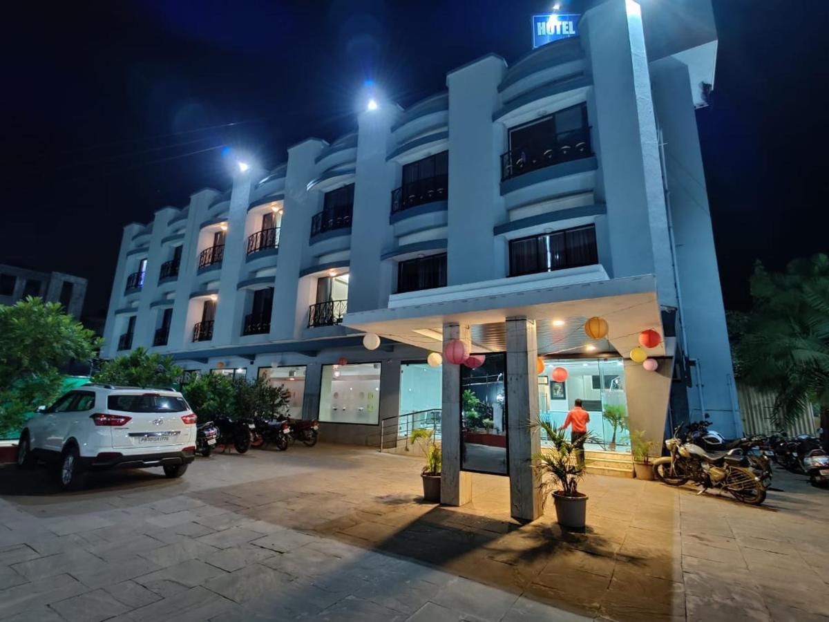 阿里斯托酒店 罗纳瓦拉 外观 照片